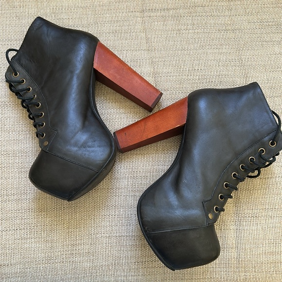 Lita Platform Lace-up Boot in Black Distressed
JEFFREY CAMPBELL - Picture 5 of 12